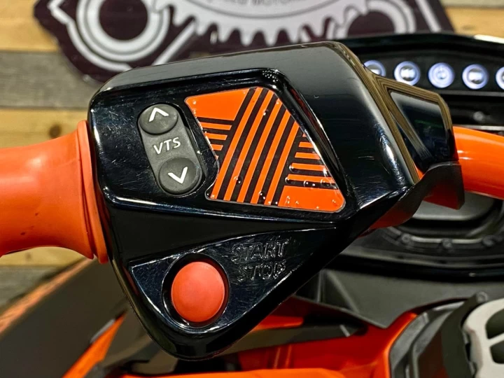2021 BRP SEA-DOO SPARK TRIXX 3UP + IBR + VTS + AUDIO PREMIUM PORTABLE + SEULEMENT 66 HR + COFFRE AVANT 
