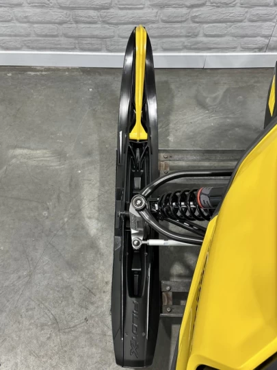 2025 BRP SKI-DOO RENEGADE X-RS 900 TURBO ''R'' 180 H.P + REV GEN5 + 10714 KM + COULEUR RARE & A1 