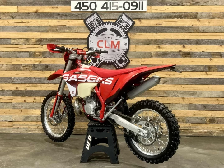 2023 GASGAS EC 300 EFI + 2 TEMPS A INJECTION D'HUILE + DEMARREUR ELECTRIQUE + SEULEMENT 20 HR + RARE & A1 
