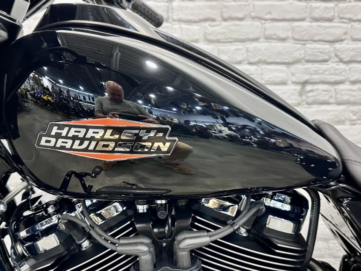 2024 HARLEY DAVIDSON FLHX STREET GLIDE 117 p.c = 1923 cc EFI + ECRAN 12'' GPS + BAS KM 5543 KM + COULEUR RARE & A1 