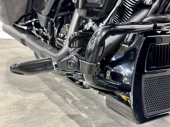 2024 HARLEY DAVIDSON FLHX STREET GLIDE 117 p.c = 1923 cc EFI + ECRAN 12'' GPS + BAS KM 5543 KM + COULEUR RARE & A1 