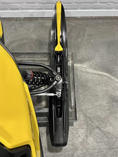 2025 BRP SKI-DOO RENEGADE X-RS 900 TURBO ''R'' 180 H.P + REV GEN5 + 10714 KM + COULEUR RARE & A1 
