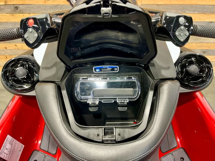 2024 BRP SEA-DOO RXP-X 325 HP + IBR + VTS + AUDIO PREMUIM + ENSEMBLE TECHNOLOGIE + SEULEMENT 4 HR + RARE & IMPECCABLE A1 