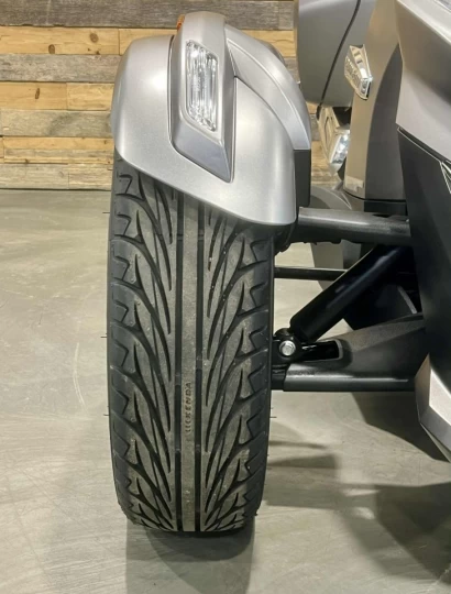 2014 BRP CAN-AM SPYDER RT LIMITED SE-6 (SEMI-AUTOMATIQUE) + ROTAX 1330 cc ACE EFI + SEULEMENT 37938 KM + GPS ZUMO + ENSEMBLE CHROME 