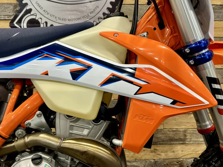 2022 KTM 350 XC-F EFI + 4 TEMPS + SEULEMENT 22 HR + BEAUCOUP D'OPTIONS $$$ INCLUSES + A1 