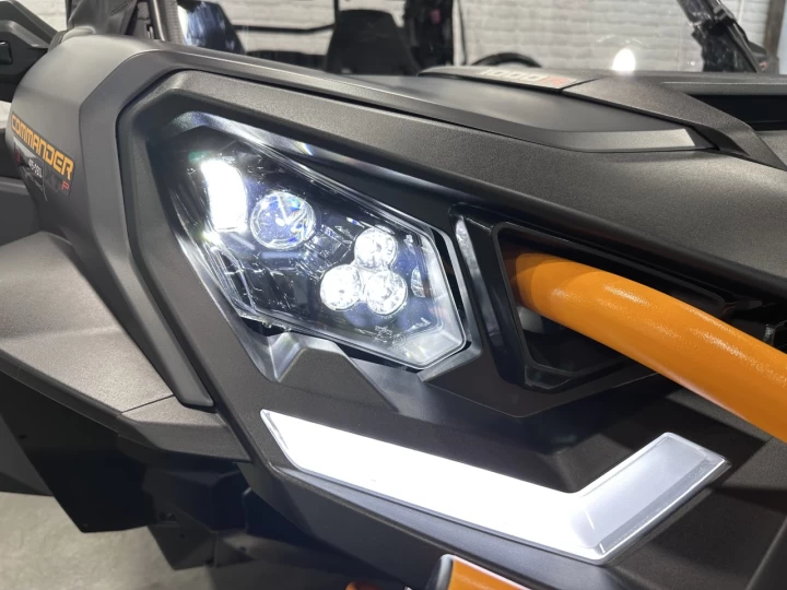 2025 BRP CAN-AM COMMANDER XT-P 1000R EFI + 4WD + DPS + FOX + CABINE + SEULEMENT 1049 KM + RARE & IMPECCABLE A1 