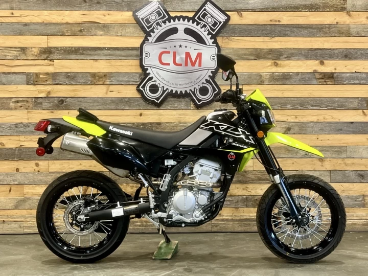 2023 KAWASAKI KLX 300 SM - SUPER MOTARD + LÉGALE SUR LA ROUTE + SEULEMENT 8 KM 