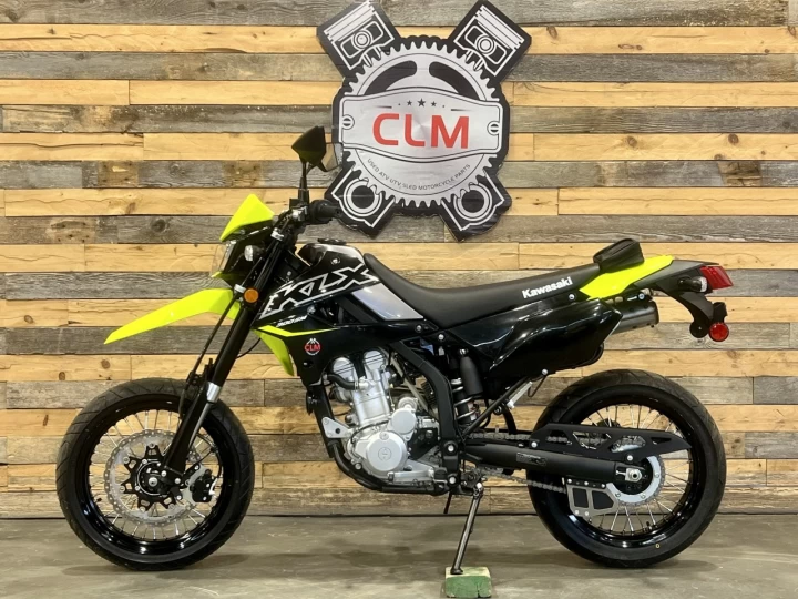 2023 KAWASAKI KLX 300 SM - SUPER MOTARD + LÉGALE SUR LA ROUTE + SEULEMENT 8 KM 