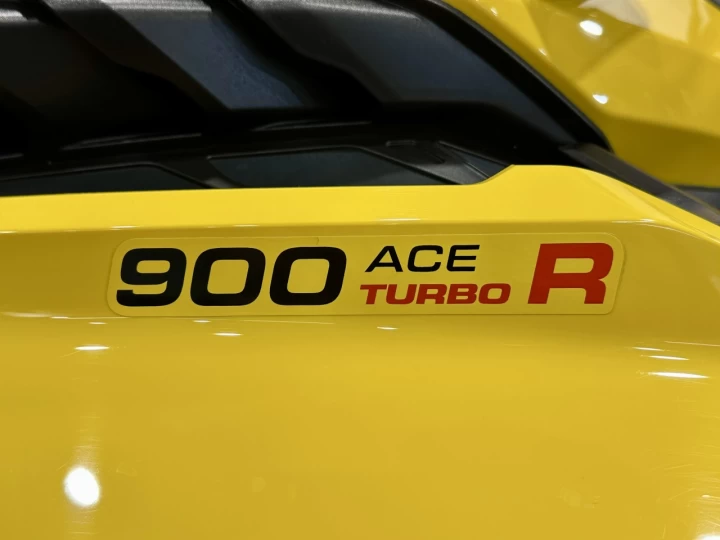 2025 BRP SKI-DOO RENEGADE X-RS 900 TURBO ''R'' 180 H.P + REV GEN5 + 10714 KM + COULEUR RARE & A1 