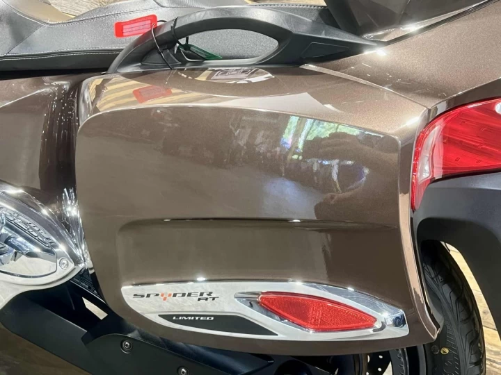 2013 BRP CAN-AM SPYDER RT LIMITED SE-5 (SEMI-AUTOMATIQUE) + SEULEMENT 45618 KM + COULEUR RARE & CONDITION A11 