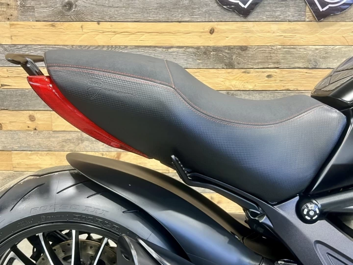 2017 DUCATI DIAVEL 1198 EFI + EDITION DARK + 42259  KM + PNEU 240 mm ARRIERE NEUF 0 KM + RARE & CONDITION A1 