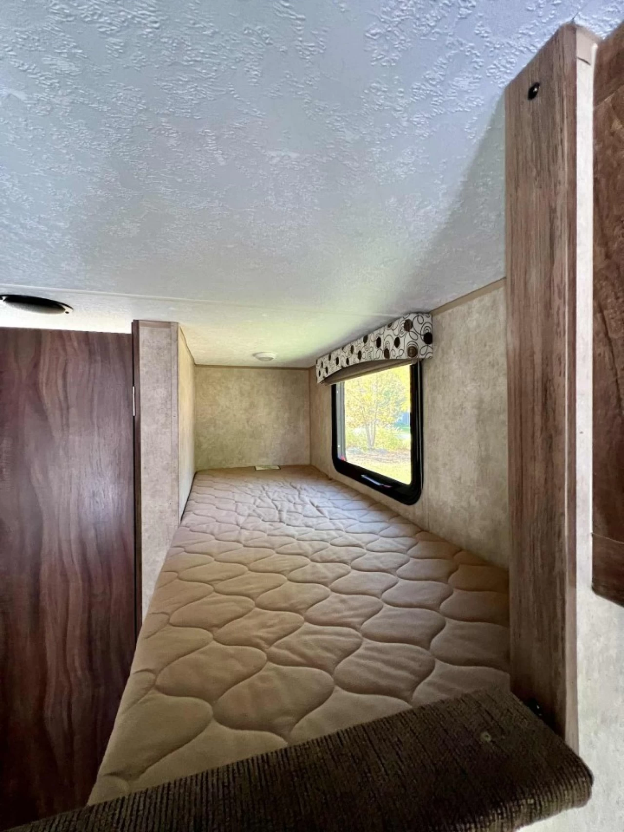 2017 FOREST RIVER COACHMAN CLIPPER 17 BH + BUNK BEDS + COUCHE 5 PERSONNE + COULEUR MODERNE + CONDITION A1  Image principale