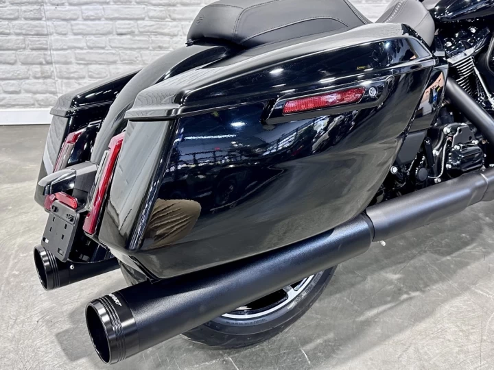 2024 HARLEY DAVIDSON FLHX STREET GLIDE 117 p.c = 1923 cc EFI + ECRAN 12'' GPS + BAS KM 5543 KM + COULEUR RARE & A1 