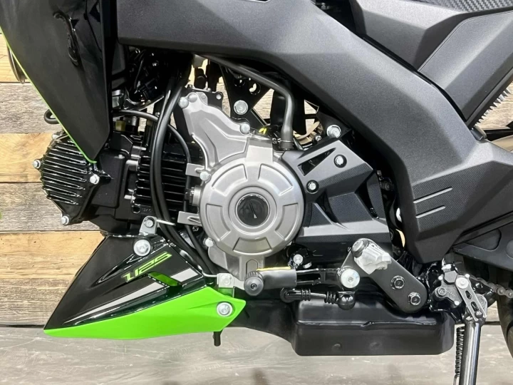 2017 KAWASAKI Z125 PRO + 4 VITESSES + SEULEMENT 4394 KM + RARE & CONDITION A1 