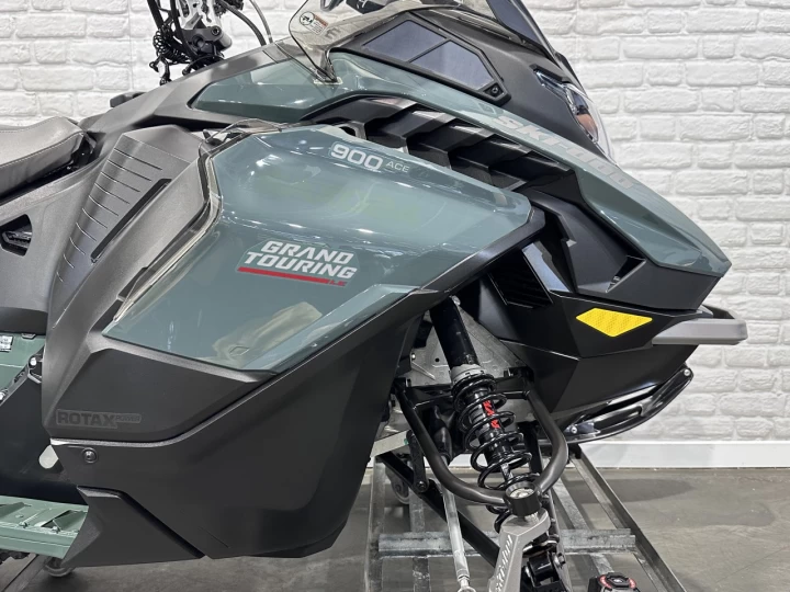 2024 BRP SKI-DOO GRAND TOURING L.E = LIMITED EDITION + ENSEMBLE LUXE + 900 ACE EFI 137'' AIR RIDE + ECRAN 10'' + SEULEMENT 478 KM + RARE & A1 