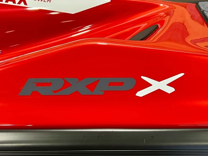 2024 BRP SEA-DOO RXP-X 325 HP + IBR + VTS + AUDIO PREMUIM + ENSEMBLE TECHNOLOGIE + SEULEMENT 4 HR + RARE & IMPECCABLE A1 
