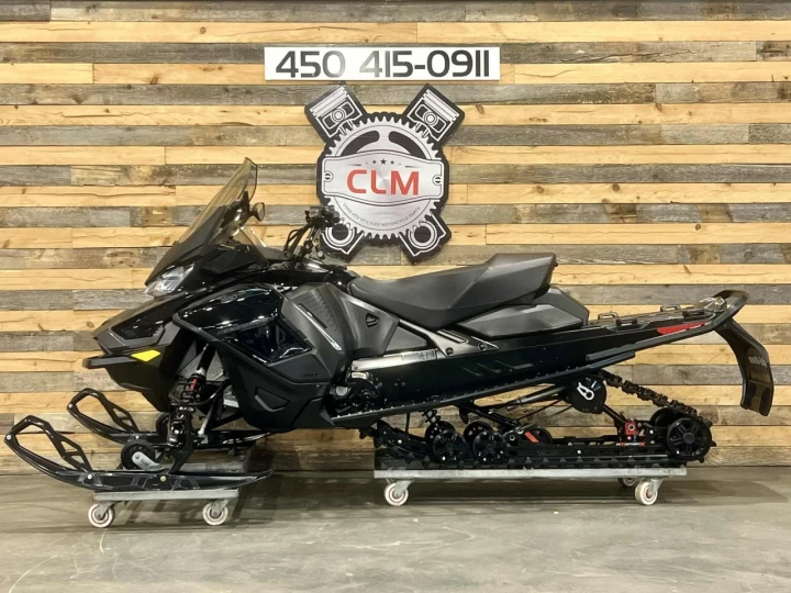 2023 BRP SKI-DOO RENEGADE ADRENALINE 900 ACE ITC 137'' + SEULEMENT 5308 KM + ROLLERSKI + CONDITION IMPECCABLE A1 