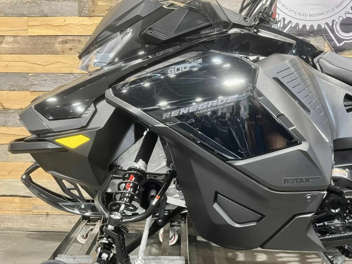 2023 BRP SKI-DOO RENEGADE ADRENALINE 900 ACE ITC 137'' + SEULEMENT 5308 KM + ROLLERSKI + CONDITION IMPECCABLE A1 