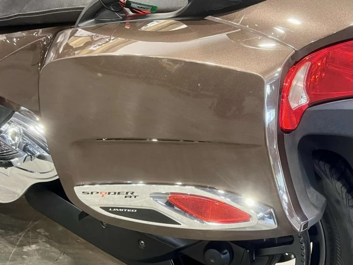2013 BRP CAN-AM SPYDER RT LIMITED SE-5 (SEMI-AUTOMATIQUE) + SEULEMENT 45618 KM + COULEUR RARE & CONDITION A11 