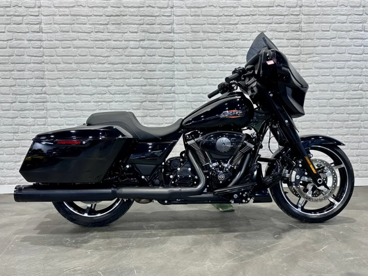 2024 HARLEY DAVIDSON FLHX STREET GLIDE 117 p.c = 1923 cc EFI + ECRAN 12'' GPS + BAS KM 5543 KM + COULEUR RARE & A1 