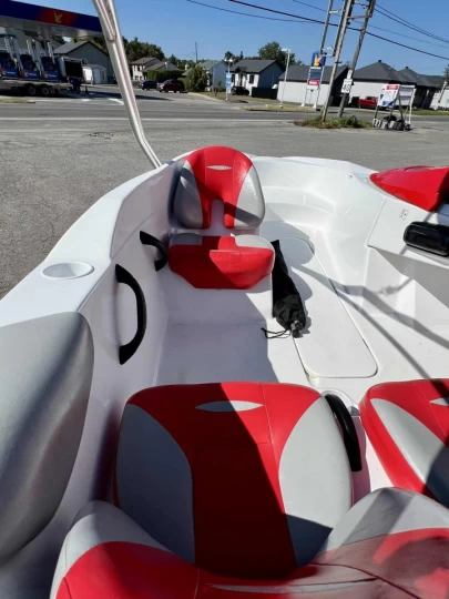 2007 BRP SEA-DOO SPEEDSTER 150 ROTAX 215 HP + TOUR + TOIT BIMINI + RADIO + REMORQUE + SEULEMENT 98 HEURES 
