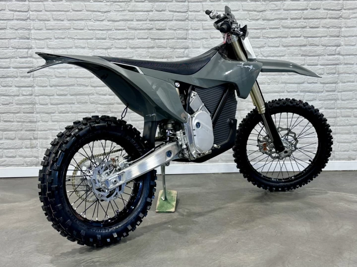 2026 STARK FUTURE VARG EX 60 HP @ 80 HP (ALPHA) 100% ELECTRIQUE MX LÉGALE SUR ROUTE + NEUF + GARANTIE 2 ANS 