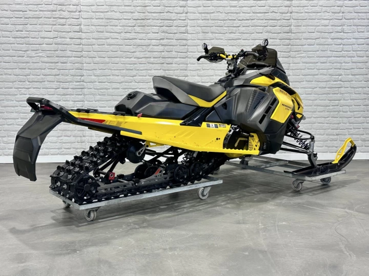 2025 BRP SKI-DOO RENEGADE X-RS 900 TURBO ''R'' 180 H.P + REV GEN5 + 10714 KM + COULEUR RARE & A1 