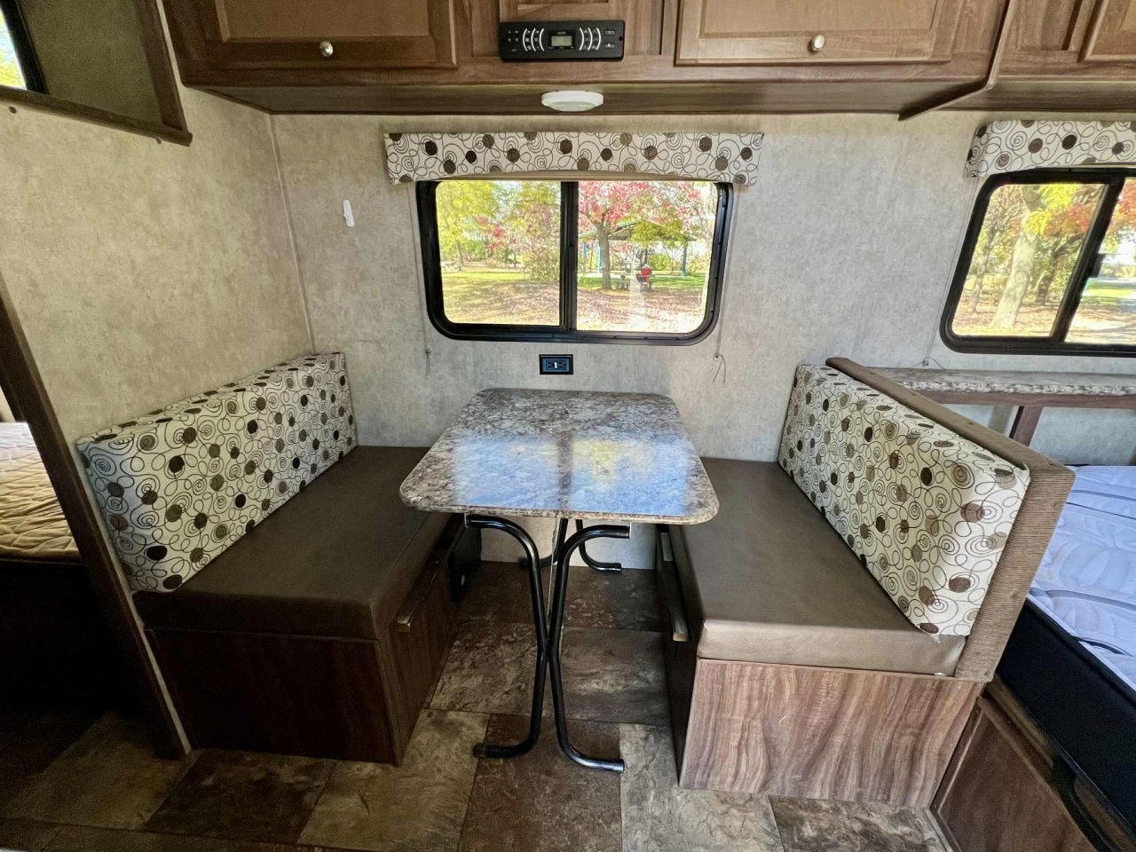 2017 FOREST RIVER COACHMAN CLIPPER 17 BH + BUNK BEDS + COUCHE 5 PERSONNE + COULEUR MODERNE + CONDITION A1  Image principale