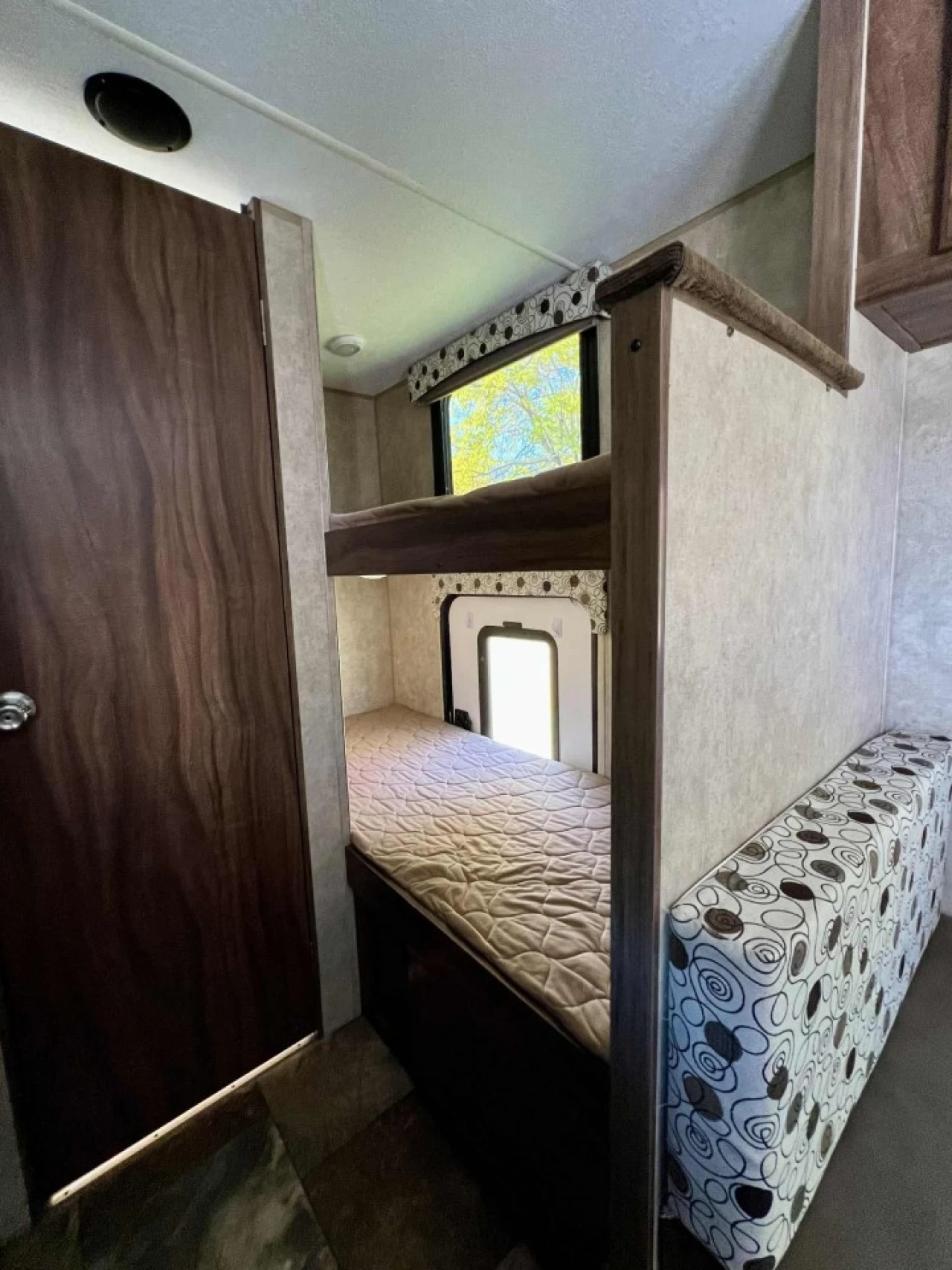 2017 FOREST RIVER COACHMAN CLIPPER 17 BH + BUNK BEDS + COUCHE 5 PERSONNE + COULEUR MODERNE + CONDITION A1  Image principale
