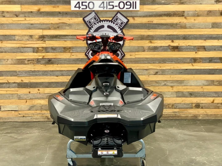 2021 BRP SEA-DOO SPARK TRIXX 3UP + IBR + VTS + AUDIO PREMIUM PORTABLE + SEULEMENT 66 HR + COFFRE AVANT 