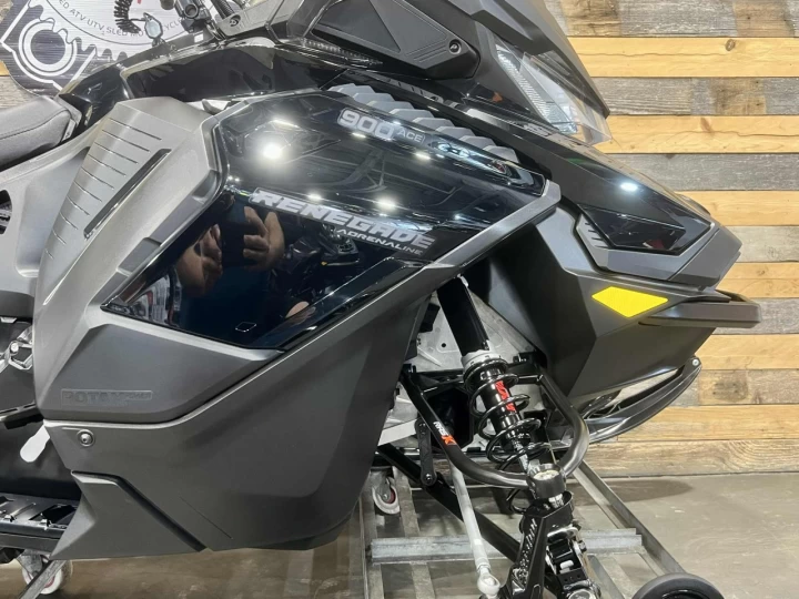 2023 BRP SKI-DOO RENEGADE ADRENALINE 900 ACE ITC 137'' + SEULEMENT 5308 KM + ROLLERSKI + CONDITION IMPECCABLE A1 