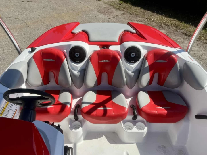 2007 BRP SEA-DOO SPEEDSTER 150 ROTAX 215 HP + TOUR + TOIT BIMINI + RADIO + REMORQUE + SEULEMENT 98 HEURES 