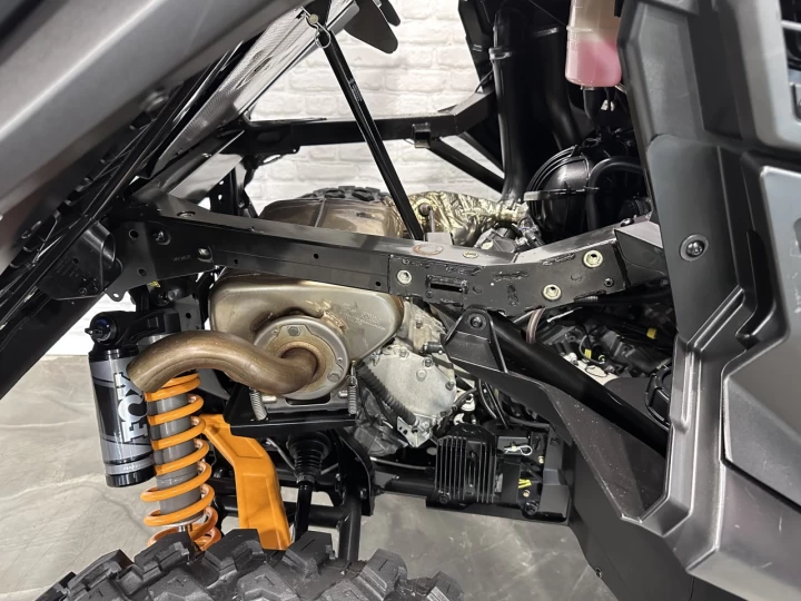 2025 BRP CAN-AM COMMANDER XT-P 1000R EFI + 4WD + DPS + FOX + CABINE + SEULEMENT 1049 KM + RARE & IMPECCABLE A1 