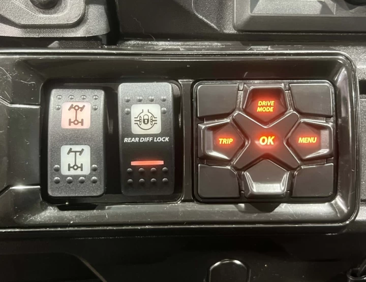 2021 BRP CAN-AM DEFENDER CAB HD-10 LIMITED + 4X4 + D.P.S + 3985 KM SEULEMENT + TOUTE ÉQUIPÉE + RARE & IMPECCABLE A1 