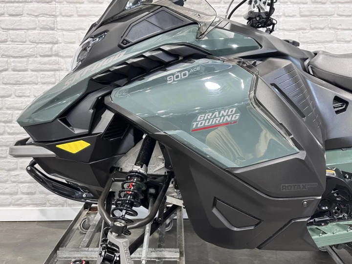 2024 BRP SKI-DOO GRAND TOURING L.E = LIMITED EDITION + ENSEMBLE LUXE + 900 ACE EFI 137'' AIR RIDE + ECRAN 10'' + SEULEMENT 478 KM + RARE & A1 