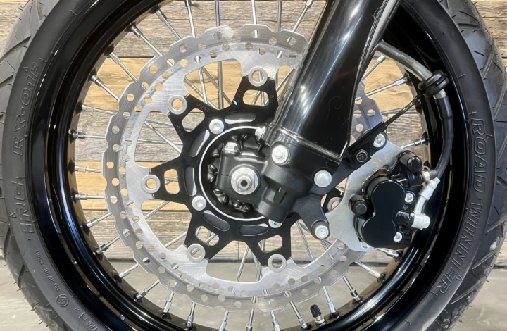 2023 KAWASAKI KLX 300 SM - SUPER MOTARD + LÉGALE SUR LA ROUTE + SEULEMENT 8 KM 