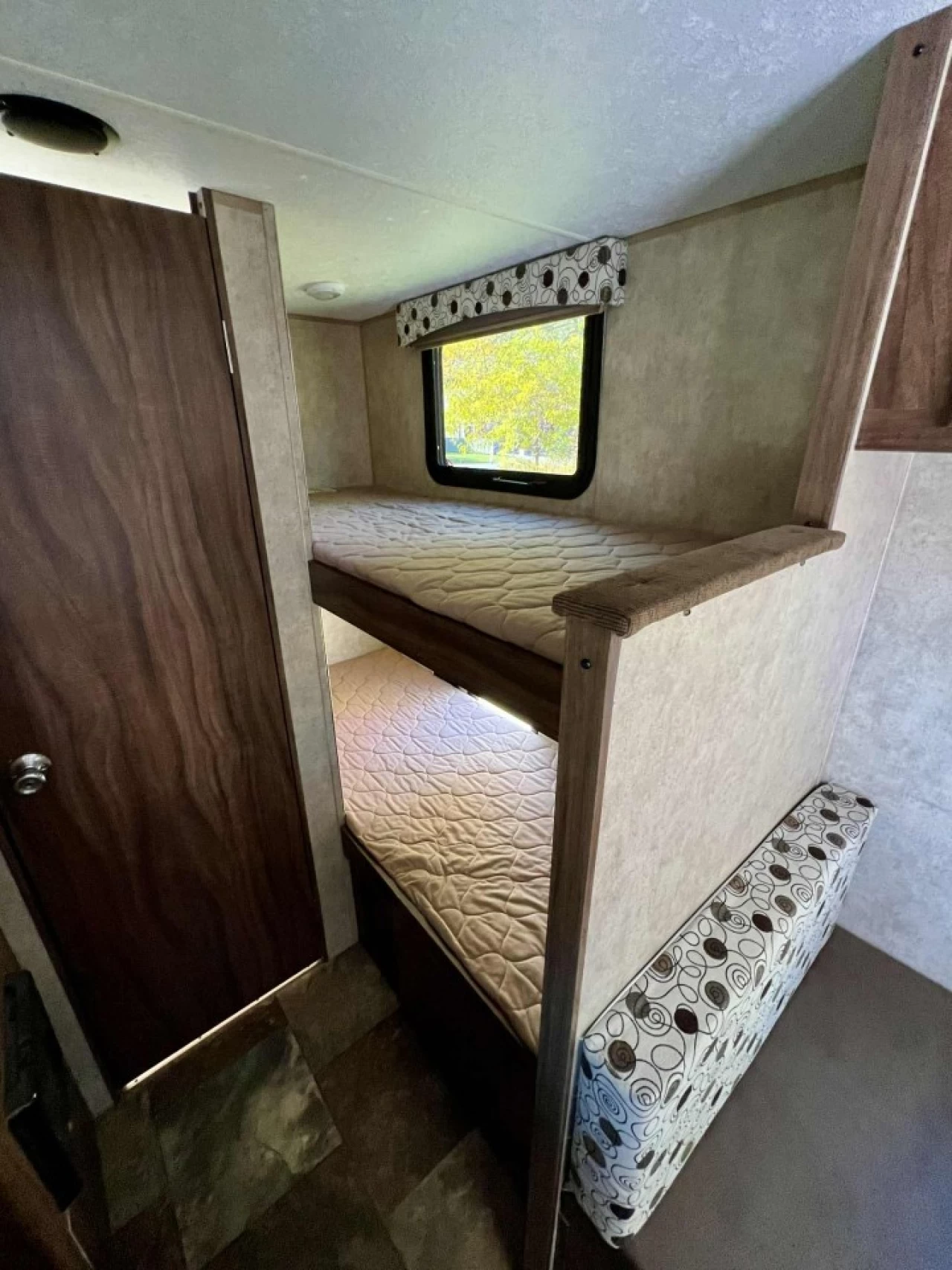 2017 FOREST RIVER COACHMAN CLIPPER 17 BH + BUNK BEDS + COUCHE 5 PERSONNE + COULEUR MODERNE + CONDITION A1  Image principale