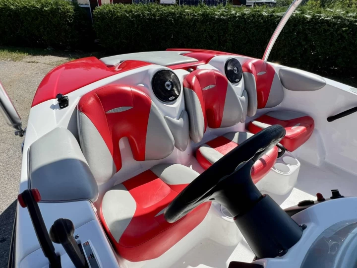 2007 BRP SEA-DOO SPEEDSTER 150 ROTAX 215 HP + TOUR + TOIT BIMINI + RADIO + REMORQUE + SEULEMENT 98 HEURES 