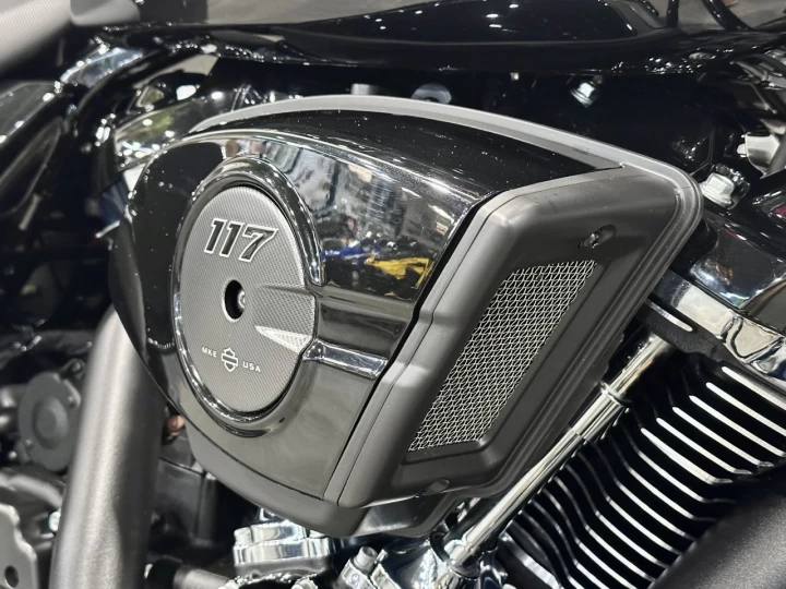 2024 HARLEY DAVIDSON FLHX STREET GLIDE 117 p.c = 1923 cc EFI + ECRAN 12'' GPS + BAS KM 5543 KM + COULEUR RARE & A1 