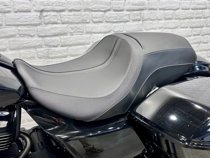 2024 HARLEY DAVIDSON FLHX STREET GLIDE 117 p.c = 1923 cc EFI + ECRAN 12'' GPS + BAS KM 5543 KM + COULEUR RARE & A1 