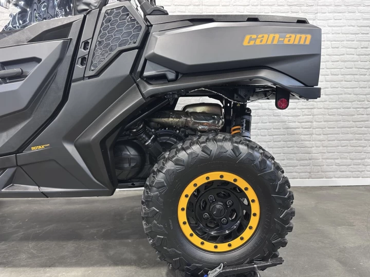 2025 BRP CAN-AM COMMANDER XT-P 1000R EFI + 4WD + DPS + FOX + CABINE + SEULEMENT 1049 KM + RARE & IMPECCABLE A1 