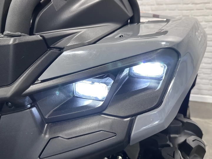 2026 BRP CAN-AM OUTLANDER X-MR 700 EFI + 4WD + DPS + SEULEMENT 815 KM + GARANTIE B.E.S.T 2030 + RARE & A1 