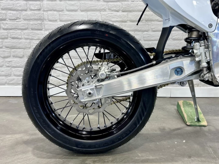 2026 STARK FUTURE VARG SM = SUPERMOTARD 60HP @ 80 HP + 100% VE MOTO ÉLECTRIQUE LÉGALE SUR ROUTE + NEUF + GARANTIE 2 ANS 