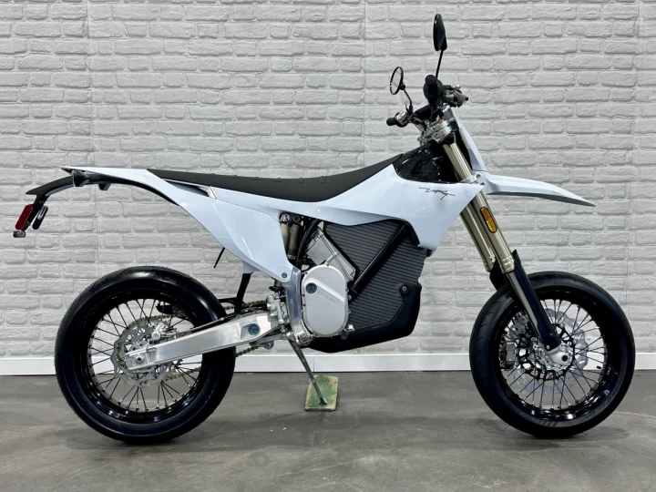 2026 STARK FUTURE VARG SM = SUPERMOTARD 60HP @ 80 HP + 100% VE MOTO ÉLECTRIQUE LÉGALE SUR ROUTE + NEUF + GARANTIE 2 ANS 