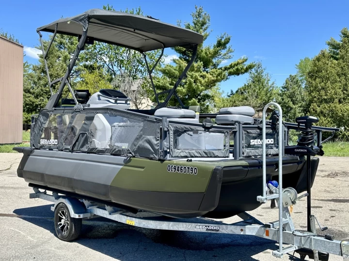 2025 BRP SEA-DOO SWITCH 18' EDITION FISH + ROTAX 230 HP + IBR + VTS + IDF + GPS + AUDIO + TOIT BIMINI + REMORQUE + RARE & A1 