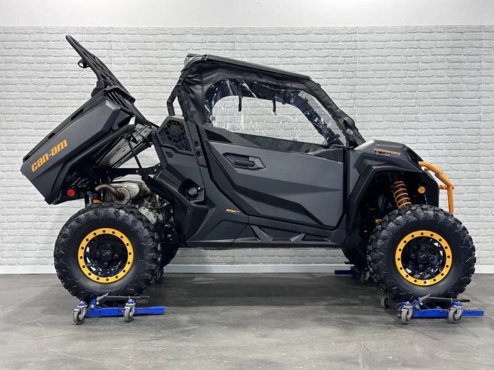 2025 BRP CAN-AM COMMANDER XT-P 1000R EFI + 4WD + DPS + FOX + CABINE + SEULEMENT 1049 KM + RARE & IMPECCABLE A1 