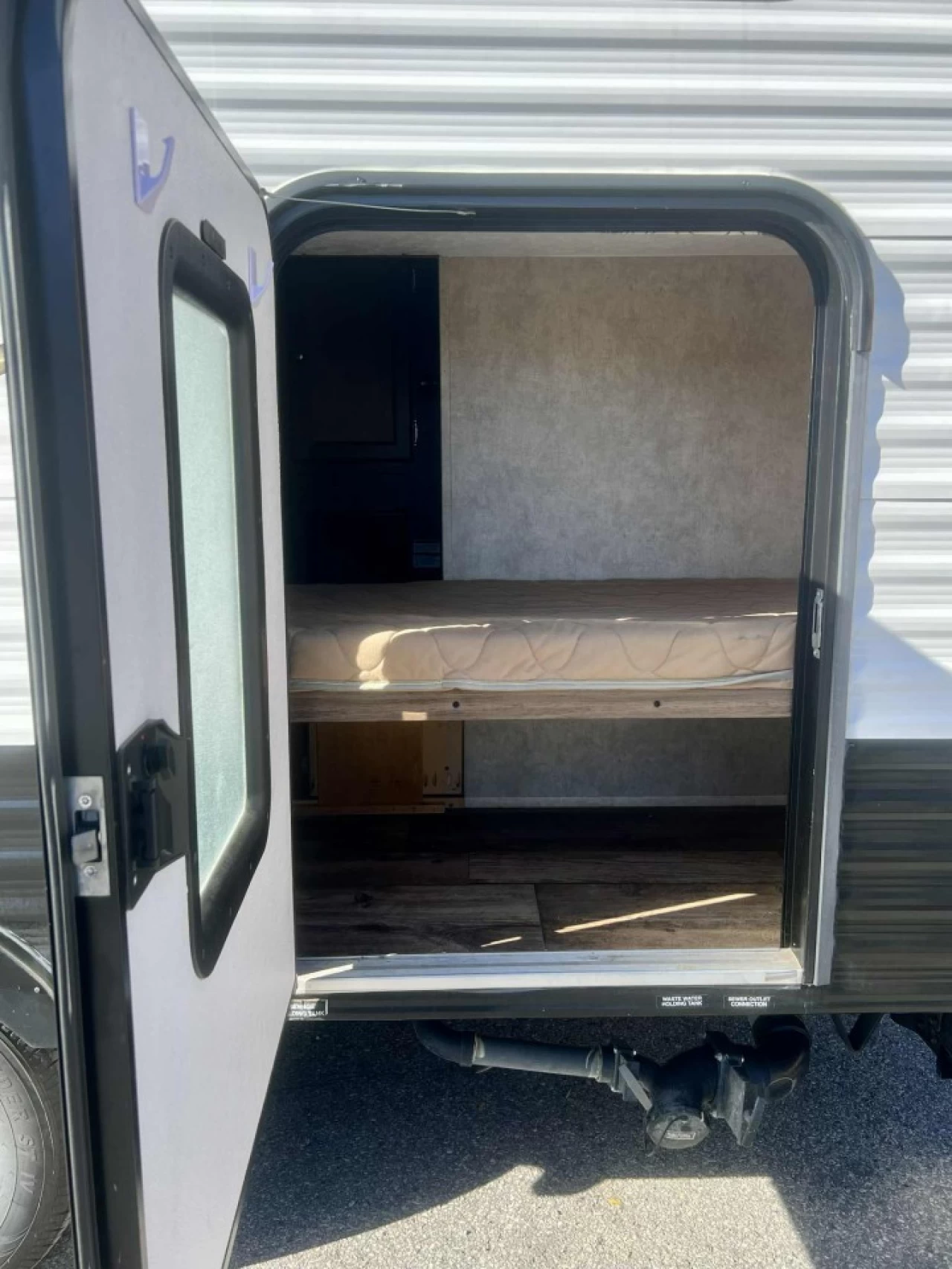 2017 FOREST RIVER COACHMAN CLIPPER 17 BH + BUNK BEDS + COUCHE 5 PERSONNE + COULEUR MODERNE + CONDITION A1  Image principale