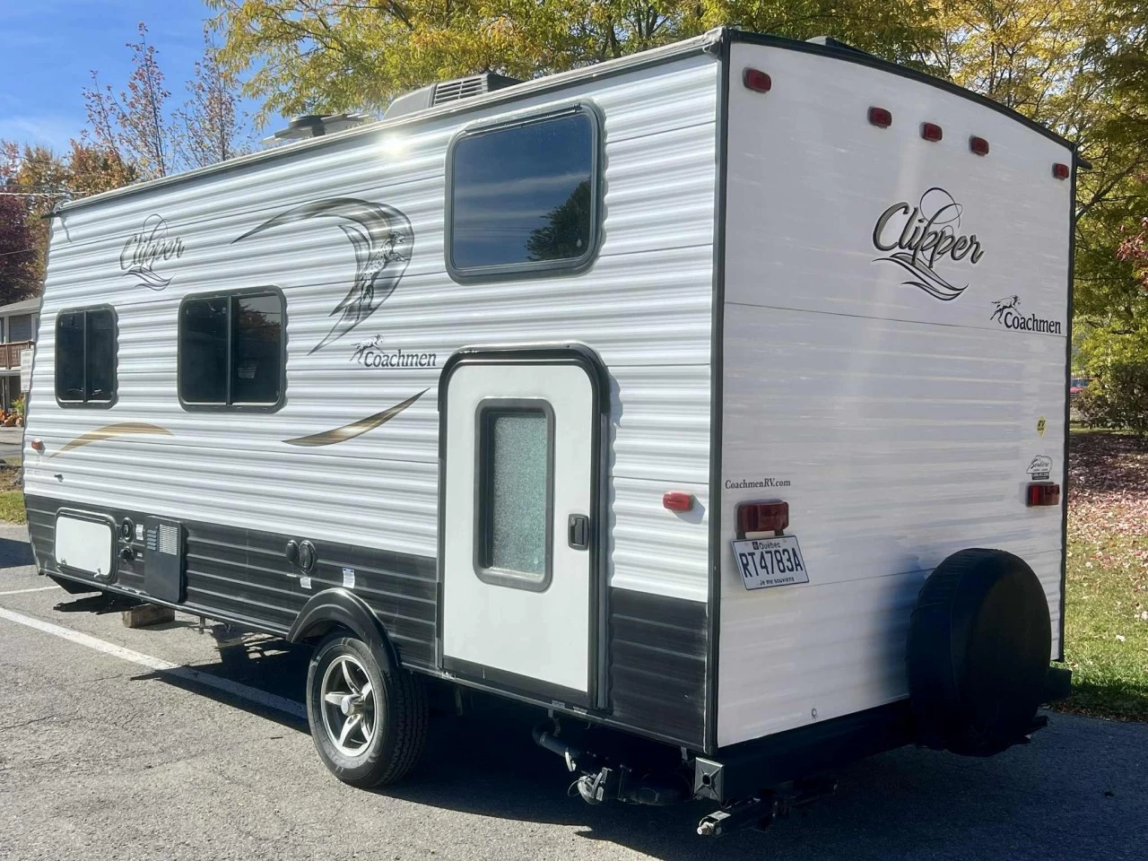 2017 FOREST RIVER COACHMAN CLIPPER 17 BH + BUNK BEDS + COUCHE 5 PERSONNE + COULEUR MODERNE + CONDITION A1  Image principale