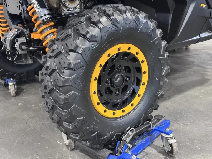 2025 BRP CAN-AM COMMANDER XT-P 1000R EFI + 4WD + DPS + FOX + CABINE + SEULEMENT 1049 KM + RARE & IMPECCABLE A1 
