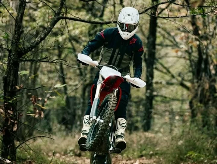 2025 STARK FUTURE VARG EX 60 HP @ 80 HP + LÉGALE SUR LA ROUTE + NEUF 0 KM + GARANTIE 2 ANS 